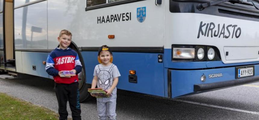 Kirjastoauton tyytyväisiä asiakkaita elokuussa 2018. Kuva Seppo Aho.